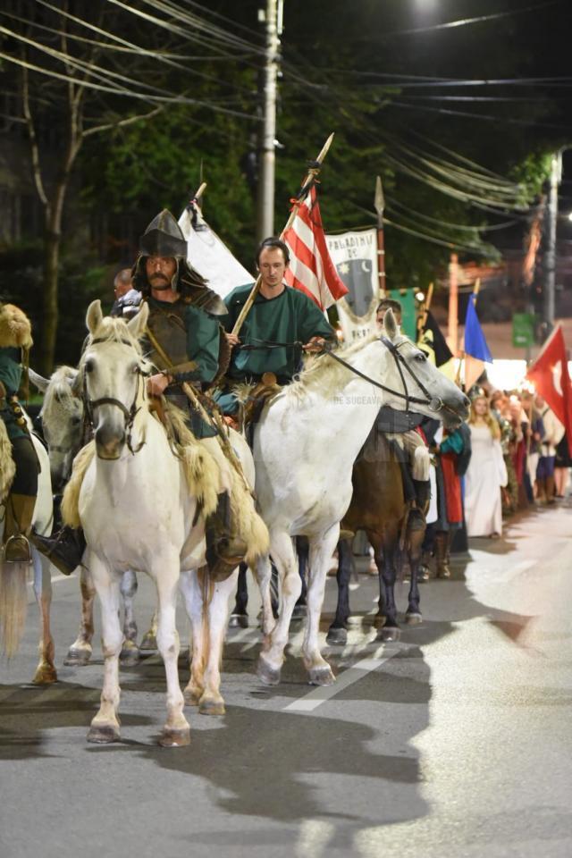 Zeci de mii de suceveni au ieșit în stradă pentru a vedea cea mai mare paradă medievală din ţară
