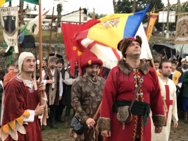 Cei peste 400 de participanți la Festivalul Medieval din Suceava i-au prezentat onorul domnitorului Ștefan cel Mare
