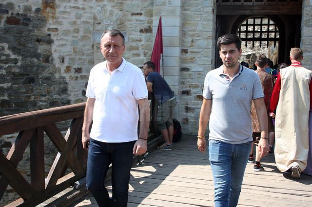 Vicepremierul Paul Stănescu (stânga) a vizitat Cetatea de Scaun a Sucevei