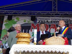 Aurelian Ungureanu şi Liviu Cîrlan au devenit cetăţeni de onoare în Moara, distincţii acordate de primarul Eduard Dziminschi