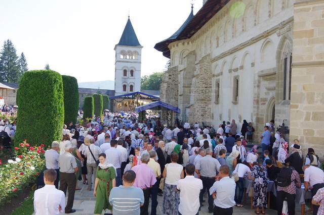 Mii de credincioşi au participat la Mănăstirea Putna la slujba oficiată de sărbătoarea Adormirea Maicii Domnului