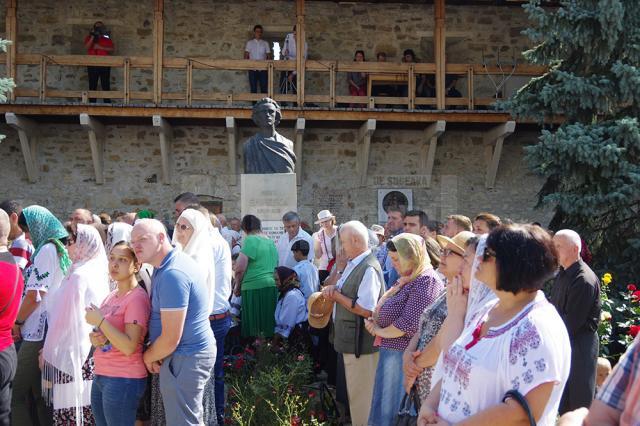 ÎPS Pimen i-a îndemnat pe credincioşii veniţi la hramul Mănăstirii Putna să asculte poruncile lui Dumnezeu