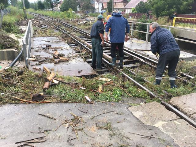 Ploile torenţiale căzute două zile la rând au inundat gospodării şi au creat blocaje pe drumuri şi pe calea ferată