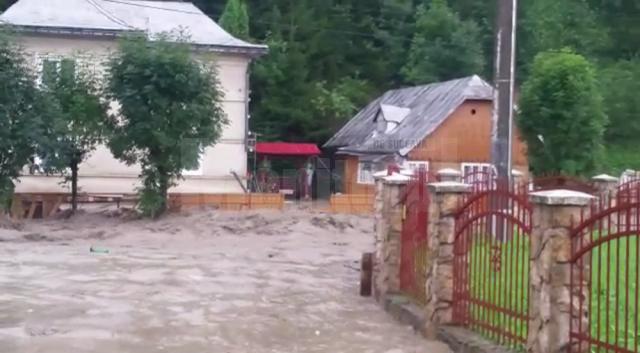 Ploile torenţiale căzute două zile la rând au inundat gospodării şi au creat blocaje pe drumuri şi pe calea ferată