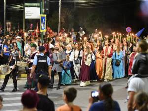 Cea mai mare paradă medievală din țară a deschis Festivalul „Ștefan cel Mare” din Suceava