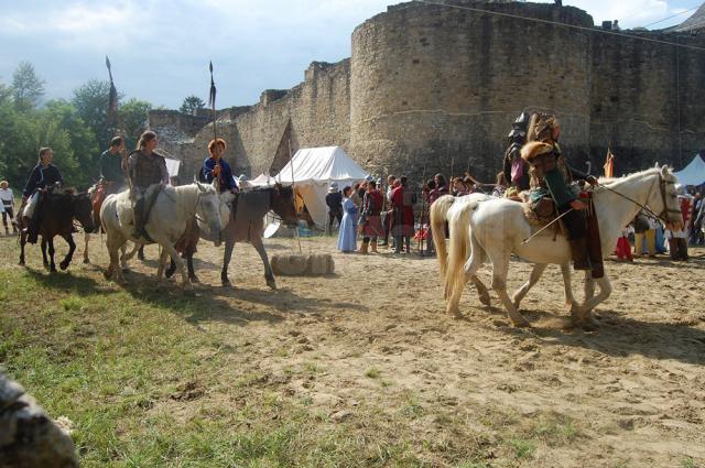 Spectacole cu cai şi cavaleri pe tot parcursul zilei, FOTO - Muzeul Bucovinei