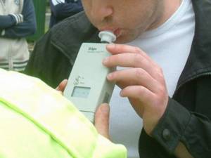 Tânărul a fost testat cu aparatul etilotest, rezultatul fiind de 1,05 mg/l alcool pur în aerul expirat
