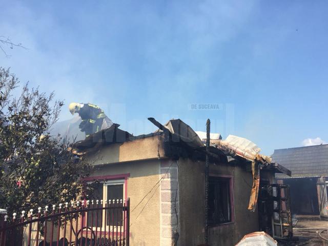 Focul a cuprins acoperişul primei case și a anexei, extinzându-se apoi la locuinţele din apropiere