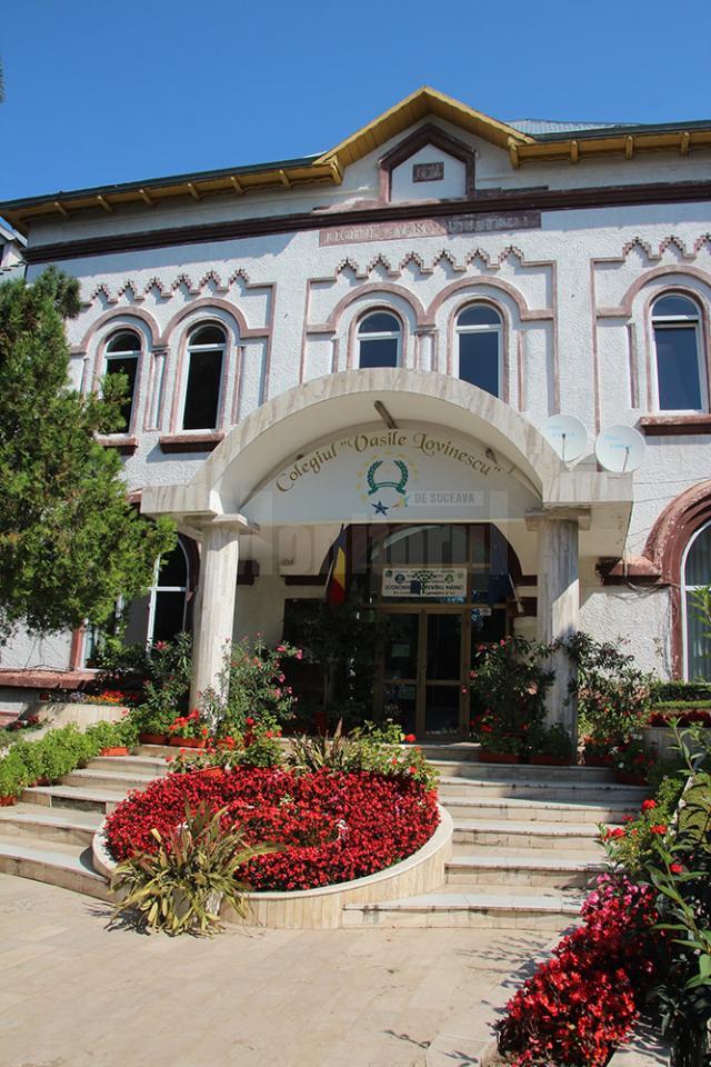 Printre unităţile afectate se numără Colegiul „Vasile Lovinescu”, instituţie de învăţământ care găzduieşte în internat în această perioadă peste 120 de elevi