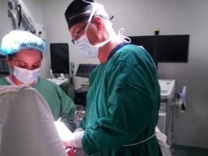 Dr. Buzdugan în sala de operaţie