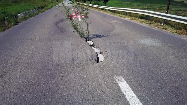 Drumul judeţean Siret-Dărmăneşti, crăpat la propriu din cauza alunecărilor