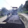 Primul strat de asfalt a fost turnat vineri pe strada „de pământ” Mihail Sadoveanu
