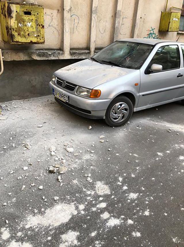 Parbrizul unei mașini, distrus de tencuiala căzută de pe un bloc din Burdujeni