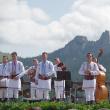 „Sărbătoarea muntelui” de pe Rarău a atras şi anul acesta mii de suceveni şi turişti