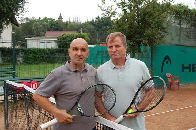Ovidiu Busuioc, în dreapta imaginii, a câştigat meciul din sferturi cu Ilie Ţebrean