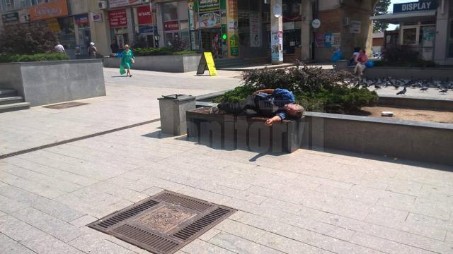 Om al străzii dormind pe bancă în centrul Sucevei