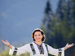 Interpreta Laura Olteanu şi-a lansat videoclipul melodiei ,,Mi-i jali, Doamne, şi dor“