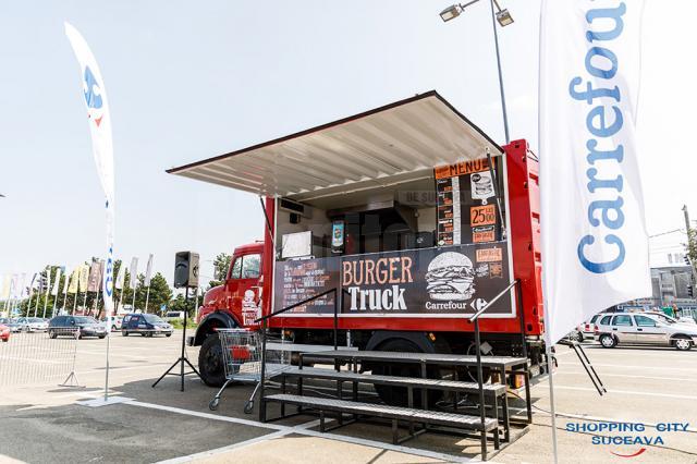 La eveniment sunt și două food truck-uri tematice - Say Cheese şi „Burger Truck”
