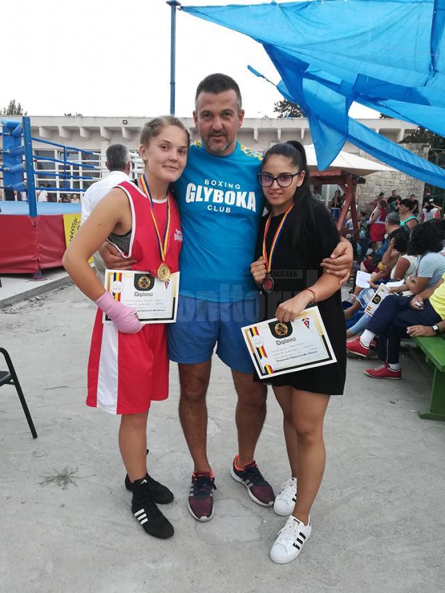 Antrenorul Andu Vornicu alături de sportivele sale medaliate, Maria Polonic și Romina Iosub