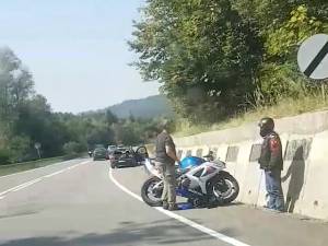 Motocicleta implicată în accidentul de pe DN 17, la intrarea în Păltinoasa
