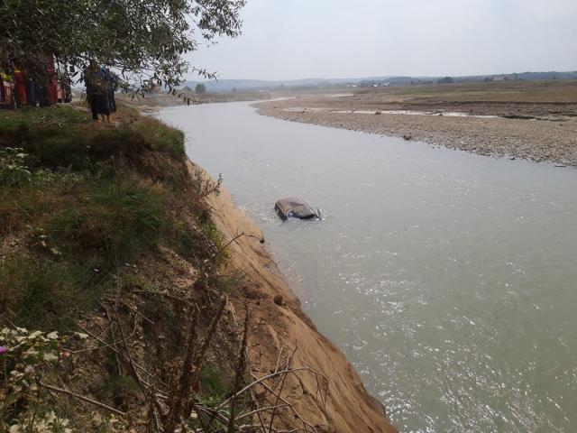 Mașina răsturnată în râul Suceava