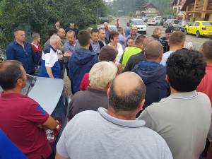 Zeci de locuitori din Adâncata au protestat, nemulţumiţi de modul în care a fost modernizat DN 29
