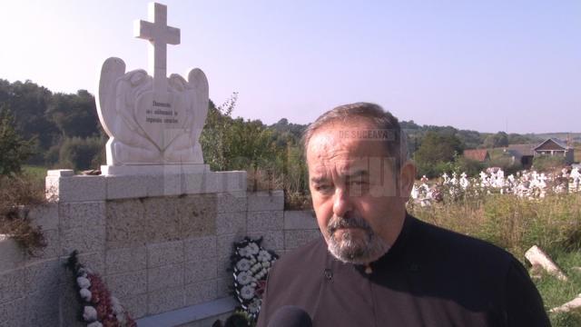 Preot Vasile Merlă - Biserica Sf. Dumitru - cimitir Siret, lângă monumentul ridicat în memoria copiilor, dintr-o iniţiativă privată