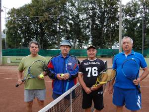 Patru veterani ai tenisului sucevean s-au aflat pe teren la meciul de deschidere a Cupei Select