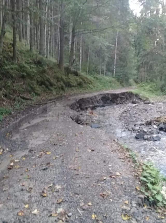 Drumul de acces a fost distrus de pârâul Cununschi