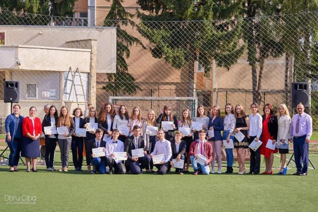 Cei mai merituoși elevi ai Colegiului „Eudoxiu Hurmuzachi” au fost premiați la început de an școlar Foto: Doru Clipa
