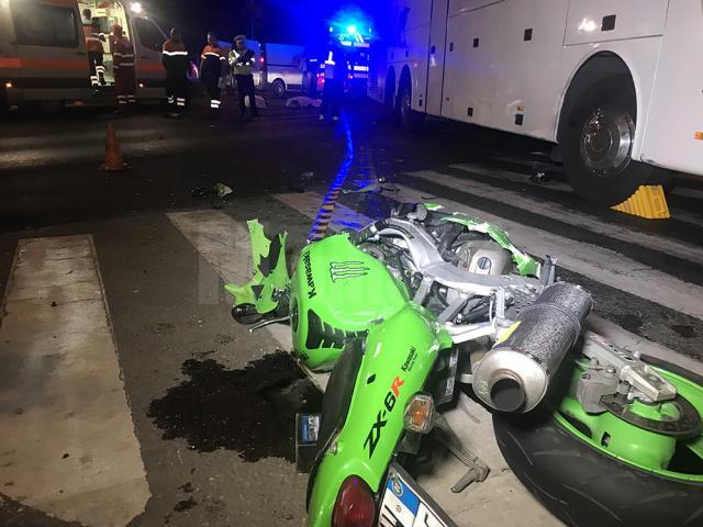 Accidentul în care două persoane care mergeau pe o motocicletă Kawasaki au ajuns sub roţile unui autocar, suferind leziuni incompatibile cu viaţa