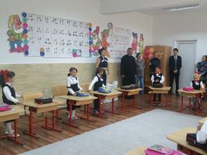 24 de elevi au primit rechizite din partea Protoieriei Fălticeni