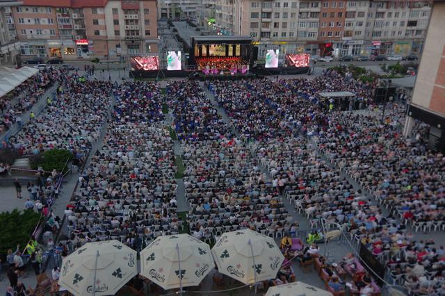 Peste 7.000 de oameni s-au bucurat două ore de magia muzicii clasice oferită cu profesionalism de artiștii Operei Naţionale Române din Iaşi