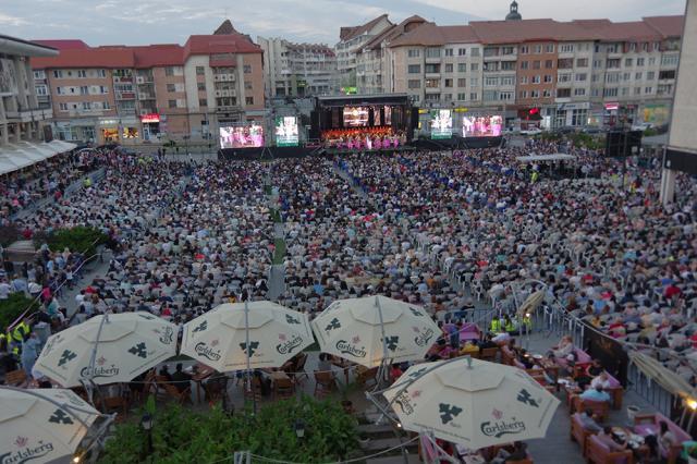 Mii de suceveni au participat aseară, în centrul Sucevei, la spectacolul de gală „Simfonii de toamnă”, ediţia a VII-a