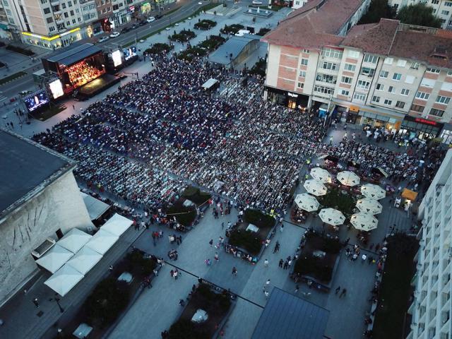 Mii de suceveni au participat aseară, în centrul Sucevei, la spectacolul de gală „Simfonii de toamnă”, ediţia a VII-a