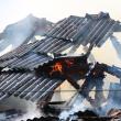 Flăcările au distrus în întregime acoperişul halei, pe o suprafaţă de 400 de metri pătraţi