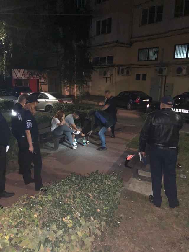 Poliţiştii i-au luat la întrebări pe cei care îşi petrec timpul la ceas de seară prin parcuri