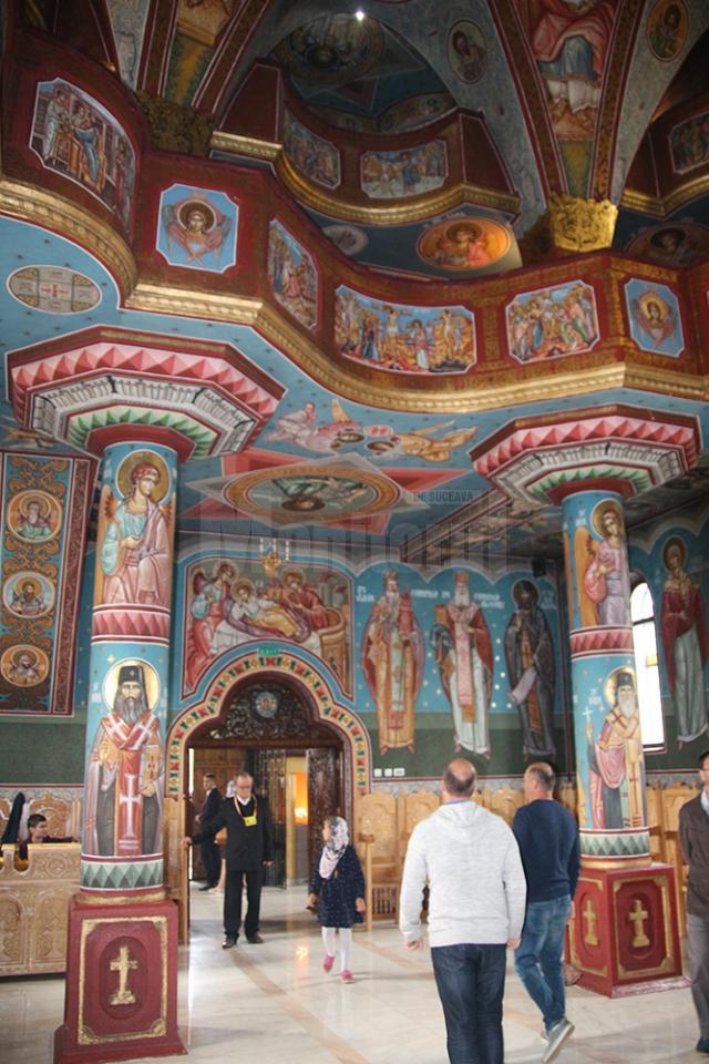 Sute de credincioşi au participat ieri la sfinţirea Bisericii ortodoxe de stil vechi „Sf. Ioan cel Nou de la Suceava”