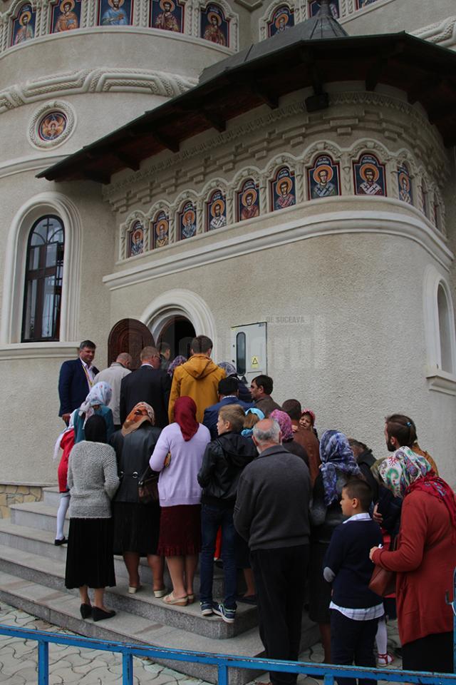 Sute de credincioşi au participat ieri la sfinţirea Bisericii ortodoxe de stil vechi „Sf. Ioan cel Nou de la Suceava”