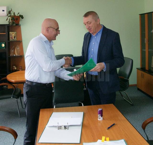 Primarul Eduard Dziminschi (dreapta) a semnat contractul de reabilitare termică pentru Şcoala Moara Nică