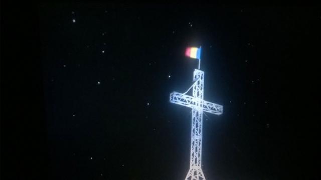 Crucea de fier de pe Vf. Oușorul, luminată pe timp de noapte de becuri LED alimentate de la un panou fotovoltaic