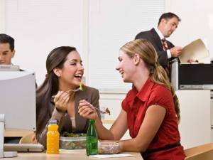 Masa de prânz a devenit esențială în opinia tot mai multor angajați. Foto: publimedia-shutterstock