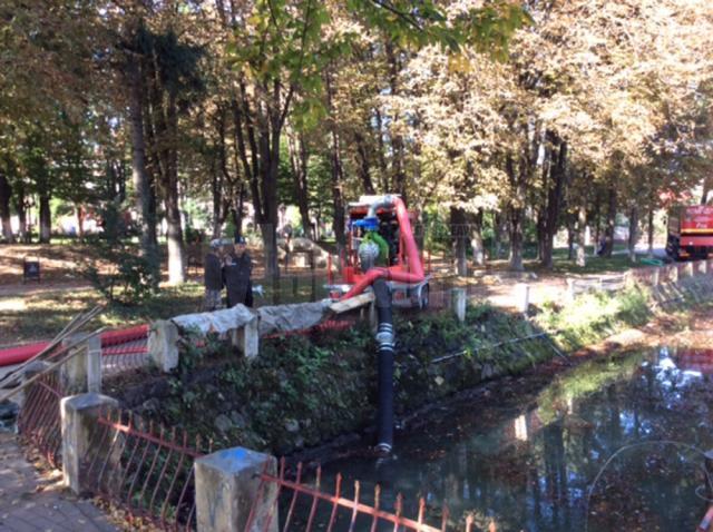 Lacul din parcul Alexandru Sahia va fi curăţat şi reabilitat