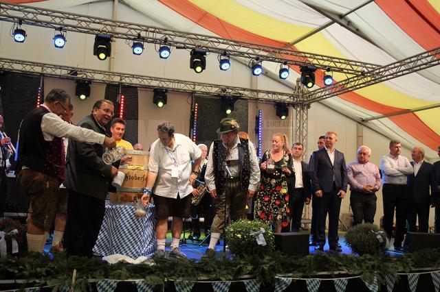 Festivalul Oktoberfest în Est, deschis cu o imensă paradă, muzică, distracţie şi bere