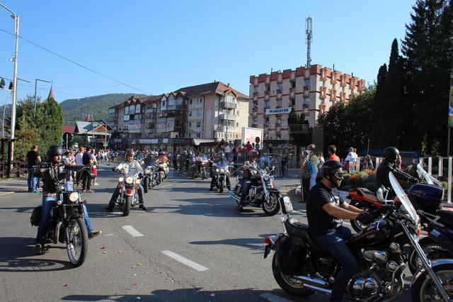 Festivalul Oktoberfest în Est, deschis cu o imensă paradă, muzică, distracţie şi bere