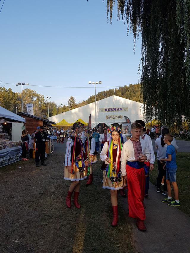 Festivalul Oktoberfest în Est, deschis cu o imensă paradă, muzică, distracţie şi bere