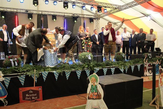 Festivalul Oktoberfest în Est, deschis cu o imensă paradă, muzică, distracţie şi bere