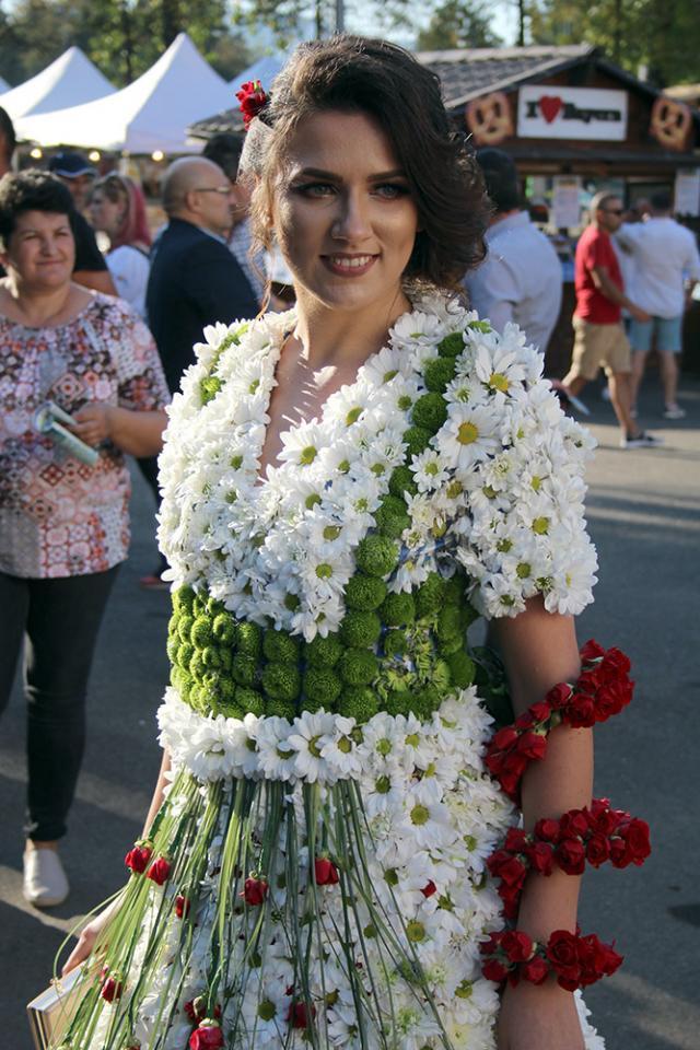 Festivalul Oktoberfest în Est, deschis cu o imensă paradă, muzică, distracţie şi bere