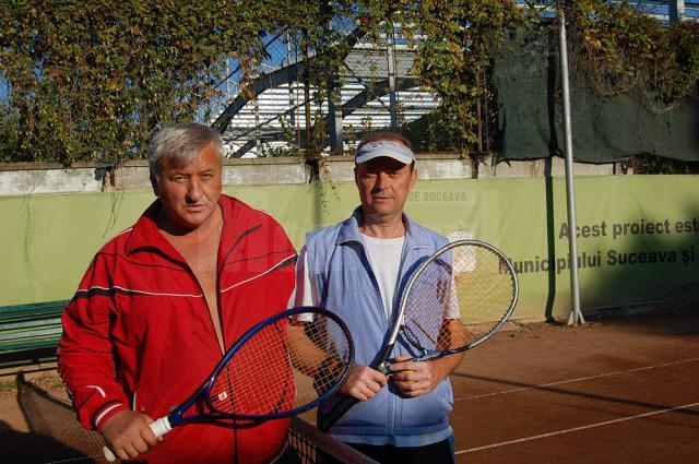 Liviu Bolohan (dreapta) a câştigat finala cu Vasile Apopei la Secundara +40 de ani