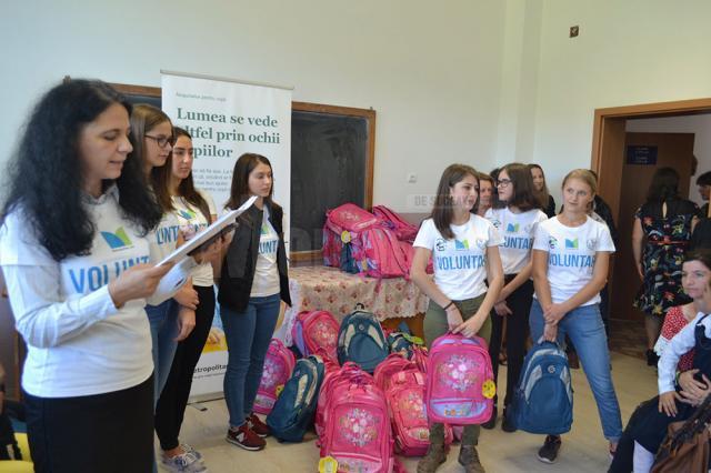 Donație de laptopuri și rechizite, pentru elevii școlii din Buda, comuna Râșca. Foto: Promotorii Bucovinei